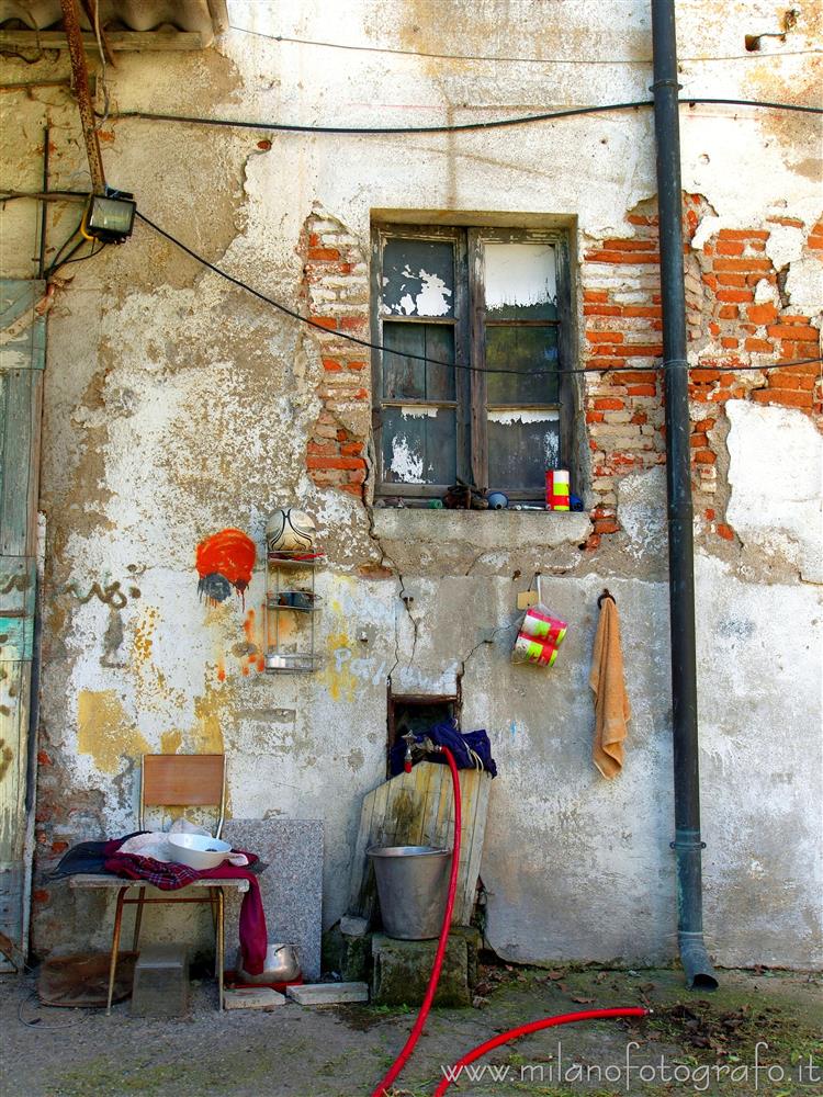 Milano - Vecchia parete con finestra ad Assiano, uno dei borghi di Milano